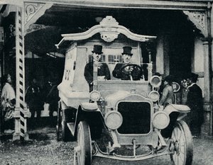 De motor-lijkwagen in oosterse kledij, c1935