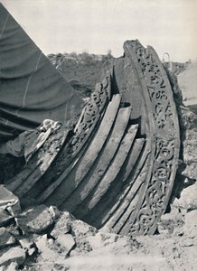 Het Oseberg-schip in de heuvel, met de houtsnede op de boeg en reling, 1935 door Unbekannt