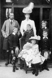 De prins en prinses van Wales en hun kinderen, Abergeldie, Schotland, 1906 door Unbekannt