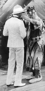 De Prins van Wales versierd door koning Neptunus, HMS Repulse, 1925