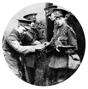 De Prins van Wales laadt een geweer in de Grenadiers, Eerste Wereldoorlog, 1914
