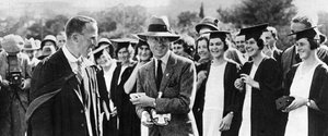 De Prins van Wales met studenten in Grahamstown, Zuid-Afrika, 1925 door Unbekannt