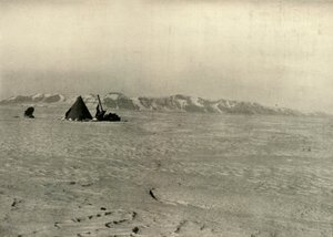 Het Queen Alexandra-gebergte gefotografeerd op weg naar beneden de gletsjer, ca. 1908, 1909