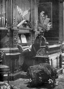 De koningin van Roemenië speelt orgel