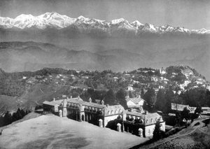 Het Sneeuwgebergte en Darjeeling vanaf St. Pauls School, West-Bengalen, India, ca. 1910