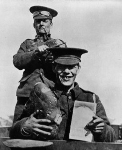 De Soldaat en zijn Rantsoenen: Een foto genomen in een van de Britse kampen in Frankrijk, 1914