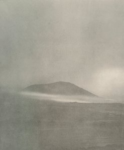 Het begin van een sneeuwstorm...Drift rond Mount Erebus, ca. 1908, 1909
