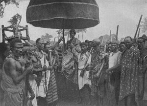 De onderworpen koning van Akim gedragen op zijn staatsstoel, 1902