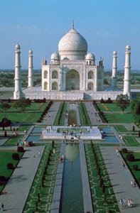 De Taj Mahal, vanaf de top van de toegangspoort, Agra, India