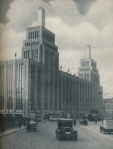 De toren-omgeven massa van het Karstadthaus gebouwd in een arbeiderswijk, ca. 1935 door Unbekannt