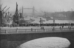 Het Bovenste Bekken vanaf de London Bridge, een van de drukste delen van de haven van Londen, 1936 door Unbekannt