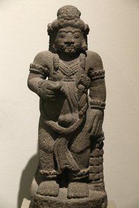 Het Victoria en Albert Museum. Bewakersfiguur uit een episch drama. Vulkanische steen. Indonesië (Oost-Java). 1400-1500. Majapahit periode. Verenigd Koninkrijk door Unbekannt