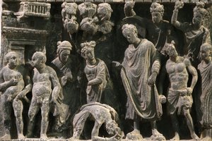 Het Victoria en Albert Museum. Reliëf dat een poging tot het leven van de Boeddha toont. 100-200. Schist. Gandhara/Noordwest Pakistan. Verenigd Koninkrijk door Unbekannt