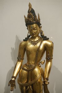Het Victoria en Albert Museum. De Bodhisattva Avalokiteshvara (Padmapani, drager van de lotus). 1300-1400. Malla dynastie. Nepal. Verguld koper met edelstenen en halfedelstenen. Verenigd Koninkrijk