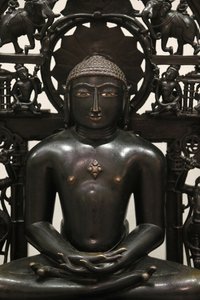 Het Victoria en Albert Museum. De Jina Shantinatha. 1168; de achterplaat ongeveer 1300-1500. Koperlegering met zilver en koper inleg. Waarschijnlijk West-India. Verenigd Koninkrijk door Unbekannt