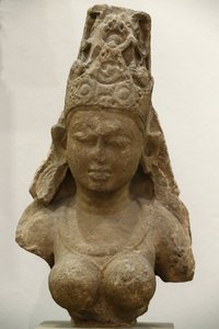 Het Victoria en Albert Museum. Yogini. 800-900. Pratihara periode. Zandsteen. Centraal-India (Madhya Pradesh). Verenigd Koninkrijk door Unbekannt