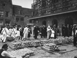 De kaasmarkt op vrijdag, Alkmaar, Nederland, ca. 1934 door Unbekannt