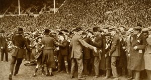 De eerste FA Cup Finale wordt gehouden in het nieuwe Wembley Stadion in Londen, 28 april 1923, 1935 door Unbekannt