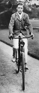 De toekomstige koning Edward VIII op zijn fiets in 1911