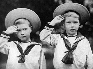De toekomstige koning Edward VIII rechts en de hertog van York, ca. 1900