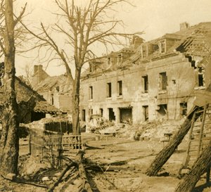 De glasfabriek in Soissons, Noord-Frankrijk, c1914-c1918 door Unbekannt