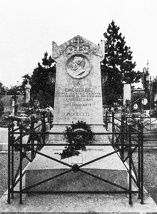 De grafsteen van Louis Daguerre, Franse fotografie pionier door Unbekannt