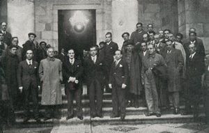 Het hoofd van de Baskische regering (of lehendakari) Jose Antonio Aguirre en leden van de regering, Barcelona. Jubert Figueras Private Foundation. door Unbekannt