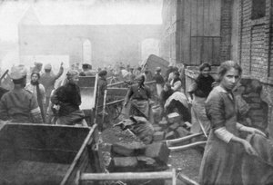 De inwoners van Caudry komen voedsel zoeken bij het Britse leger, Frankrijk, 1918