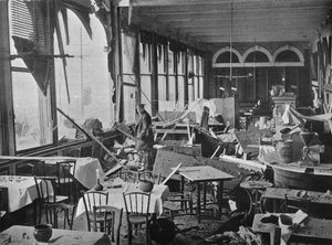 Het interieur van het Grand Hotel, toont de schade door het bombardement, 1914 door Unbekannt