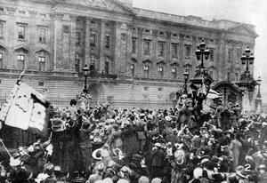 De officiële bekendmaking van de wapenstilstand wordt voorgelezen, Buckingham Palace, 1918 1936 door Unbekannt