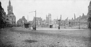 De ruïnes en klokkentoren van Douai, Frankrijk, 1918 door Unbekannt