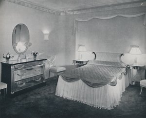 De levendige kwaliteiten van Plexiglas worden benut in deze slaapkamer, 1942 door Unbekannt
