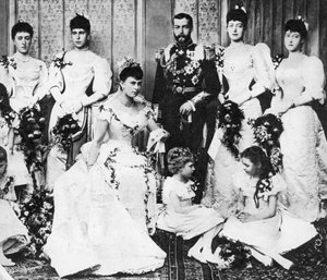 De huwelijksgroep van koning George en koningin Mary, 6 juli 1893
