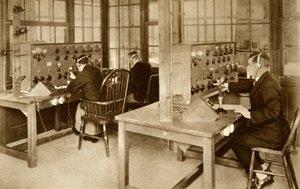 De draadloze transmissiekamer op Croydon Aerodrome, Zuid-Londen, 1928, 1935 door Unbekannt
