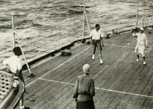 Hun Majesteiten, in een spel van dek quoits op het dek van H.M.S. Renown, 1927, 1937 door Unbekannt