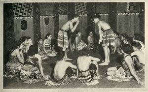 Deze Maori-kinderen op de inheemse school, Whakarewarewa, spelen een handspel, ca. 1948 door Unbekannt