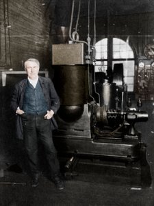 Thomas Alva Edison, Amerikaanse uitvinder, met zijn eerste dynamo voor het produceren van elektrisch licht