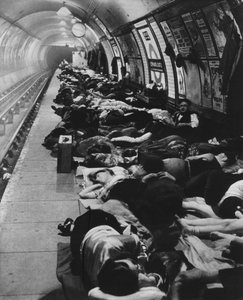Degenen die naar schuilplaatsen gingen begonnen een nieuw soort nachtleven, 11 november 1940, 1942 door Unbekannt