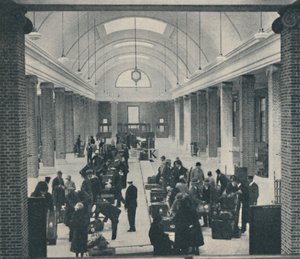 Tilbury passagiersbagage onderzocht in een ruim nieuw gebouw, 1937 door Unbekannt