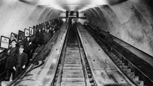 Roltrappen van Tottenham Court Road metrostation, Londen, 1926-1927 door Unbekannt