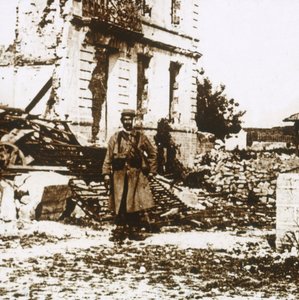 Stadhuis van Ablain-Saint-Nazaire, Noord-Frankrijk, ca. 1914-1918 door Unbekannt