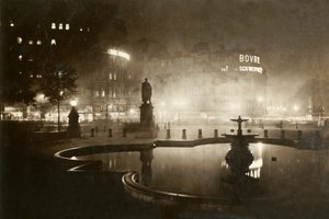 Trafalgar Square. Uitzicht op Charing Cross. Londen bij nacht, 1928 door Unbekannt