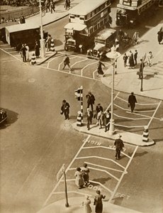 Verkeer en voetgangers op Trafalgar Square, Londen, 1935