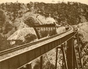 Trein die over viaduct passeert, Mount Lofty Range, Zuid-Australië, 1930 door Unbekannt
