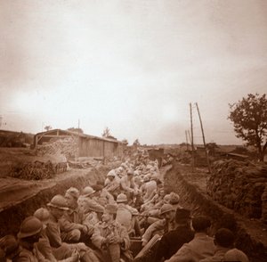 Troepen in open treinwagons, Genicourt, Noord-Frankrijk, ca 1914-ca 1918 door Unbekannt