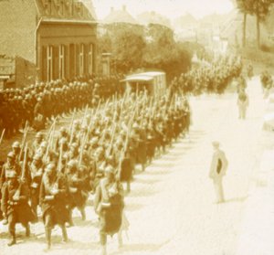 Troepen marcheren, Alveringem, Vlaanderen, België, c1914-c1918