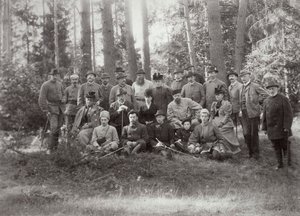 Tsaar Alexander III met familie en vrienden op jacht in het Bialowieza-woud, Rusland, 1894 door Unbekannt