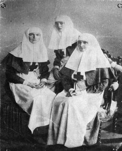 Tsarina Alexandra en Groothertoginnen Olga en Tatiana van Rusland, 1914 door Unbekannt