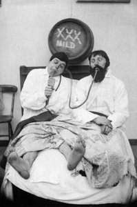 Twee dronken mannen in een bed, 1906 door Unbekannt