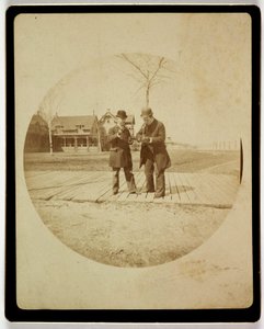 Twee mannen op een promenade, ca. 1890